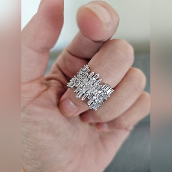 Gorgeous cubic zirconia cocktail ring. Size 6 or 7 - Picture 5 of 5